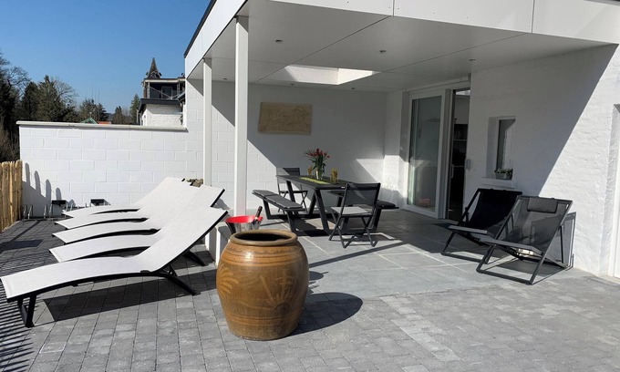 Spa House | Top-Rated Homerez House with Jacuzzi, Garden & Spa Retreat