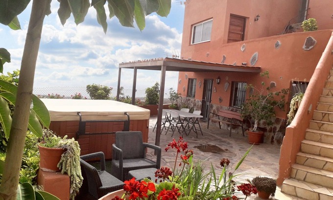 Armenime House | Scenic House with Jacuzzi and Pool in Adeje