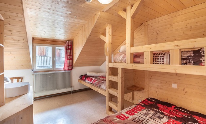 Vars House | Relaxing Retreat: Spacious House with Spa Near Vars Slopes