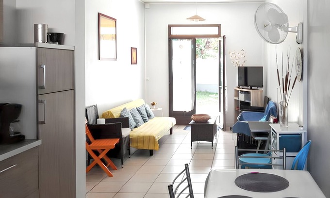 Etang Sale Les Bains House | Beachside Getaway: Homerez House for 5 at l'Étang-Salé