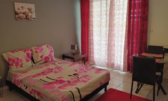 Saint-Denis Apartment | Oceanfront Studio with Pool & Spa in Saint Denis