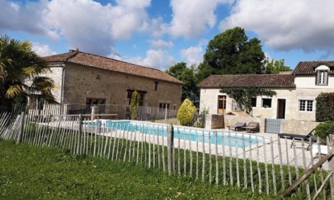 Sigoules Villa | Exquisite Villa with Pool & Terrace in Sigoulès, Rated 9.8