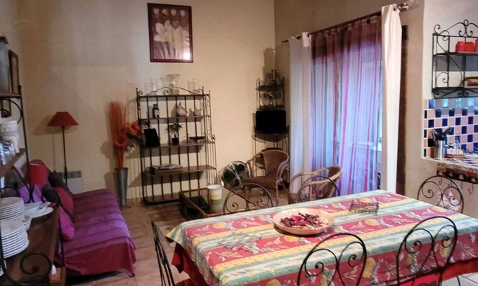 Albaron Apartment | Homerez - Spacious Apartment in Arles with Shared Pool and Garden