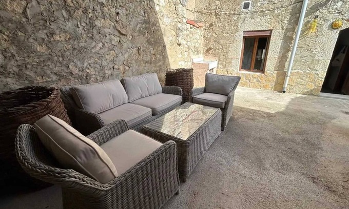 Valdeande House | Homerez - Spacious House in Valdeande with Garden