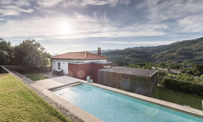 Vilar House | Relaxing Retreat with Pool and Mountain Views in Travassós