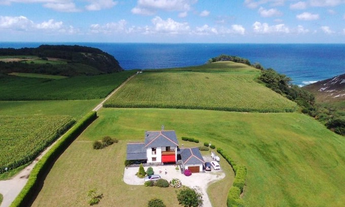 Canedo House | Homerez - Spacious house with sea view
