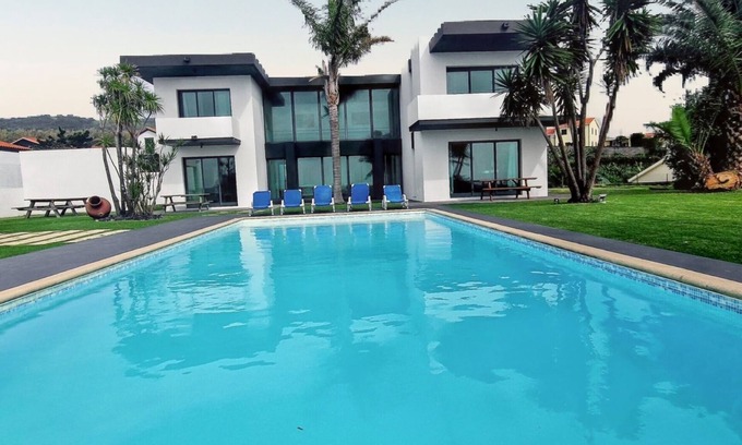 Vila Franca do Campo Villa | Relaxing Villa for 12 with Pool, Jacuzzi & Ocean Views