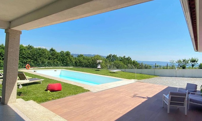 Vila Verde Villa | Relaxing Villa with Pool & Garden in São Miguel do Prado
