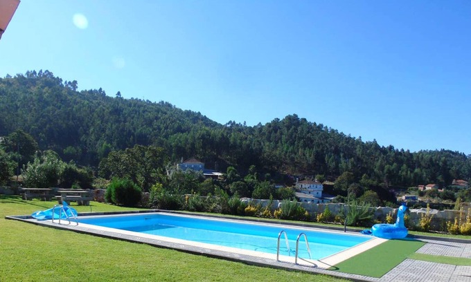 Parameira Villa | Homerez - Villa for 12 ppl. with swimming-pool, garden and terrace at Fermedo
