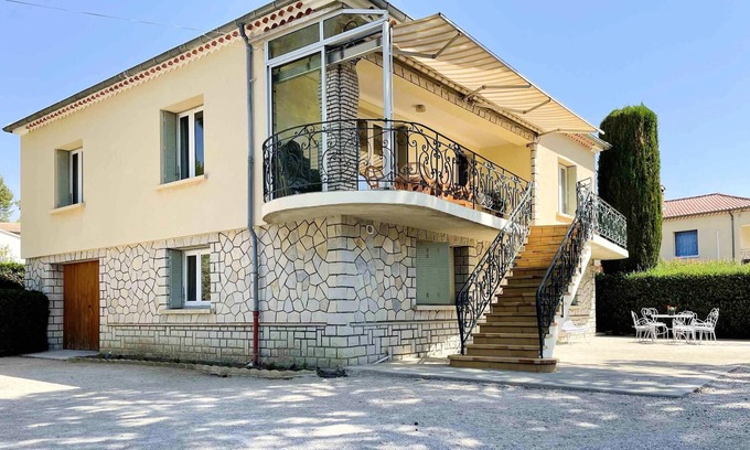 Sablet Villa | Homerez - Villa for 12 ppl. with swimming-pool, garden and terrace at Sablet