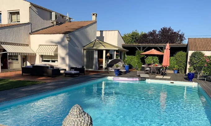 Nalliers Villa | Homerez - Villa for 8 ppl. with swimming-pool, garden and terrace at Nalliers