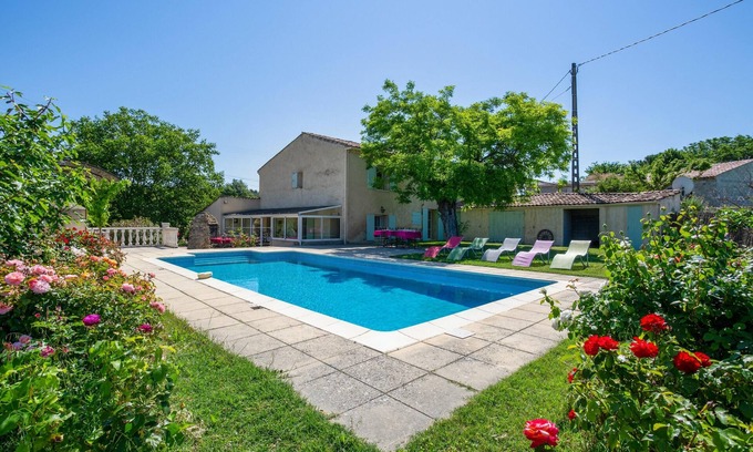 La Tour-d'Aigues Villa | Pet-Friendly Villa with Pool in La Tour-d'Aigues, 9.8 Rating
