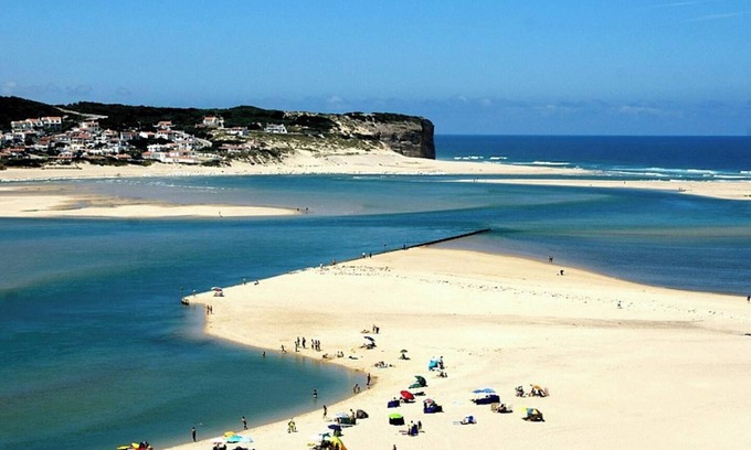 Foz do Arelho Villa | Discover a Spacious Villa Steps from the Beach for 13 Guests