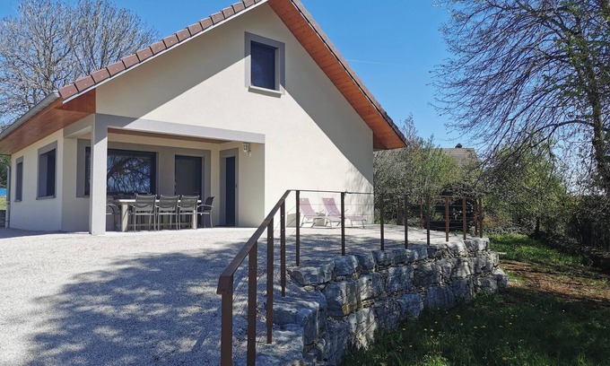 Le Fied House | Cozy Retreat: Beach-Accessible House for 8 with Terrace