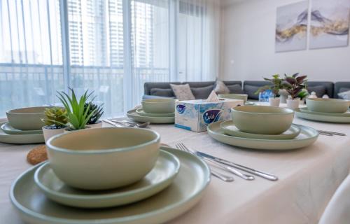 Dubai Apartment | Oceanfront 2BR Apartment with Pool at Harbour Views
