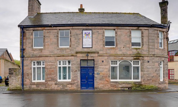 Berwick-upon-Tweed House | Comfortable Homesly Guest Rooms with Free Parking & Amenities