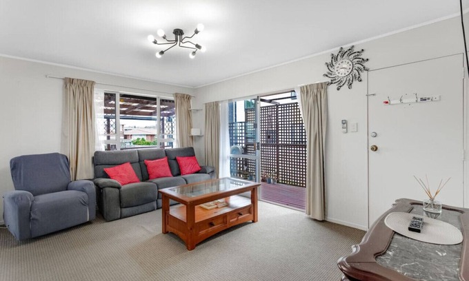 Glen Eden House | Cozy Retreat with Deck, Air-Con & Family-Friendly Amenities