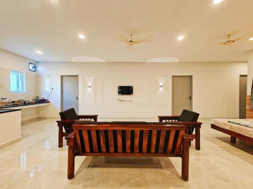 Pallavaram Villa | Cozy Homestay: 5 BHK Near Airport, Pet Friendly