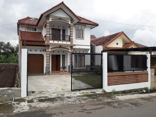 Jalaksana House | Family-Friendly Homestay Ayuning in Kuningan Awaits You