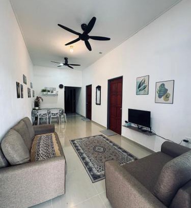 Kampung Tanjung Mas House | Budget-Friendly 3 BR Homestay with Wifi & Child Friendly