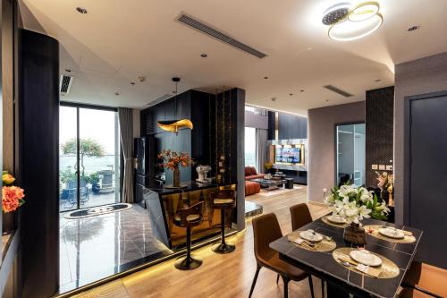 Van Giang Apartment | Welcoming House at QMP Ecopark with Pool & Hot Tub