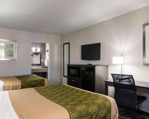 Russellville Cabin | Comfortable HomeStay Inn & Suites: Pet-Friendly Retreat