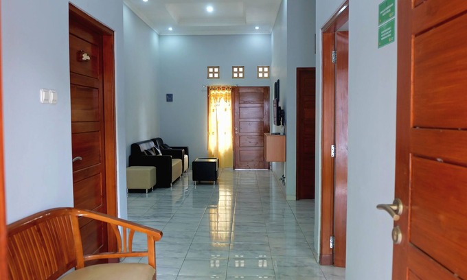 Depok House | Cozy Homestay Maguwoharjo: Family-Friendly with Kitchen