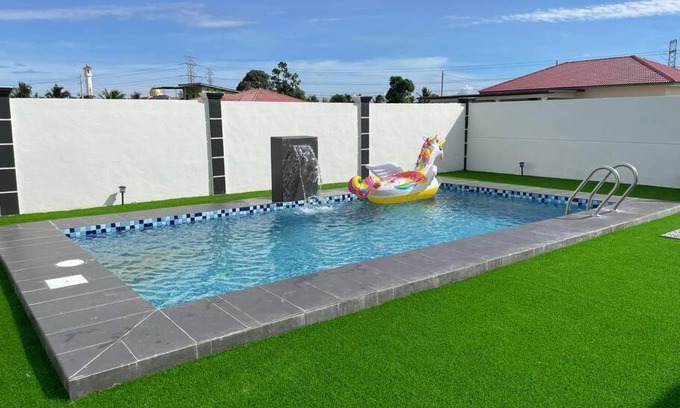 Bukit Rambai House | Private Pool Homestay at Klebang Beach - Rated 9.3/10