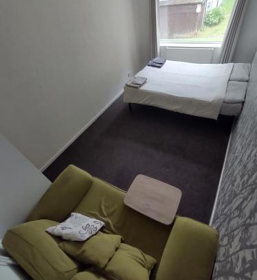 Cleedownton House | Convenient Homestay with Breakfast and Hot Tub Access