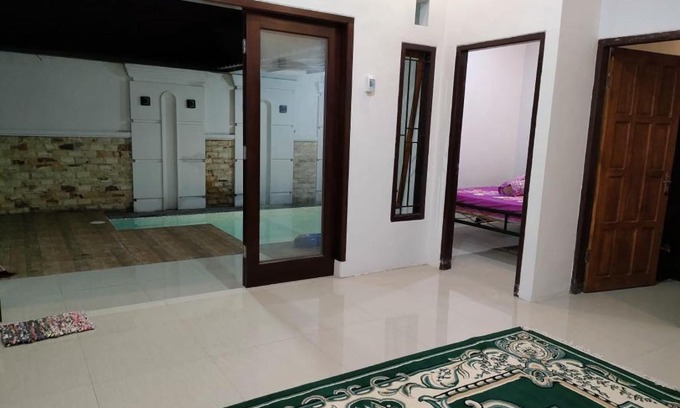 Probolinggo House | Family-Friendly Oasis at Homestay Omakost3 Probolinggo