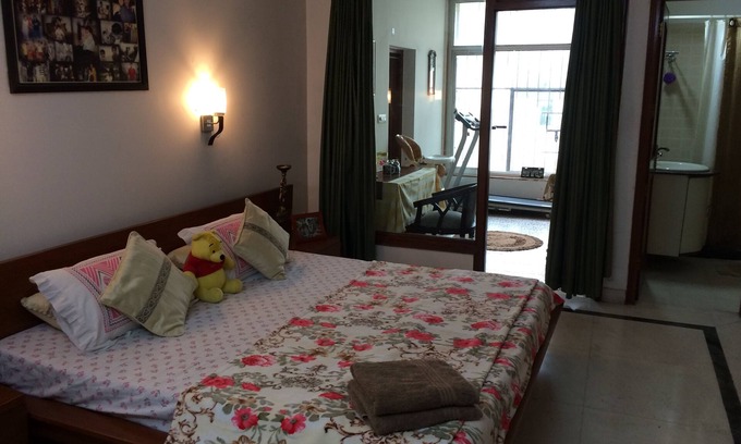 Noida Apartment | Comfortable HomeStay Premium for Professionals - Family Friendly