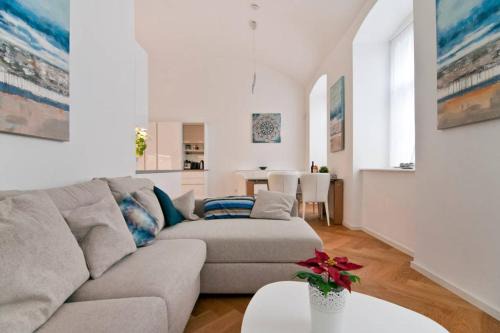 Leopoldstadt Apartment | Discover Homestay Sisi: Pet-Friendly Oceanfront Retreat