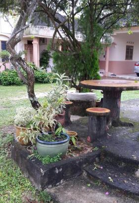 Kampung Gong Kempas House | Inviting Homestay Syams: Family-Friendly with Breakfast & More