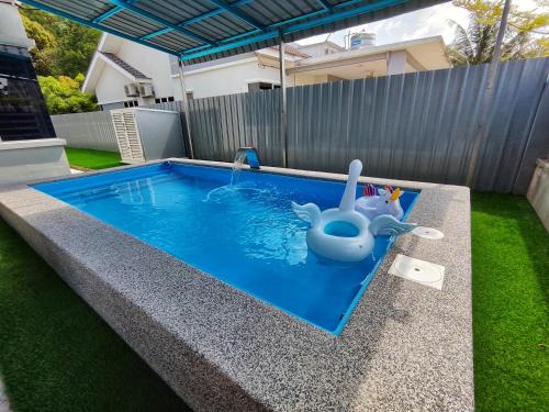 Temerloh House | Welcoming Homestay Temerloh: Pool, Wi-Fi & Netflix Access