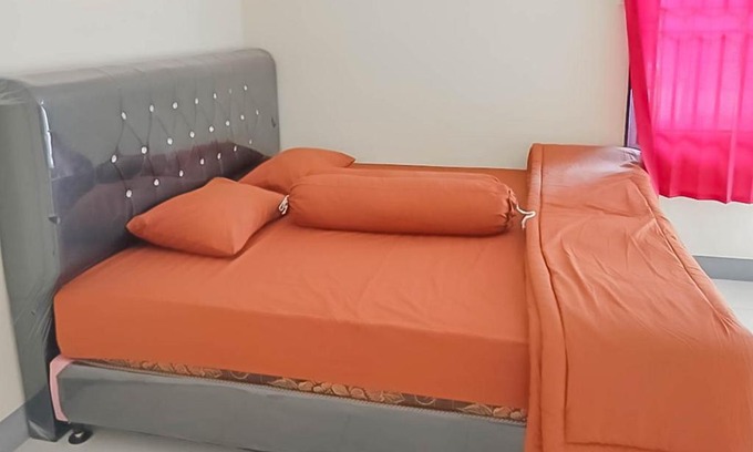 Singkawang Hotel | Inviting Homestay Verisha Mitra RedDoorz for Families