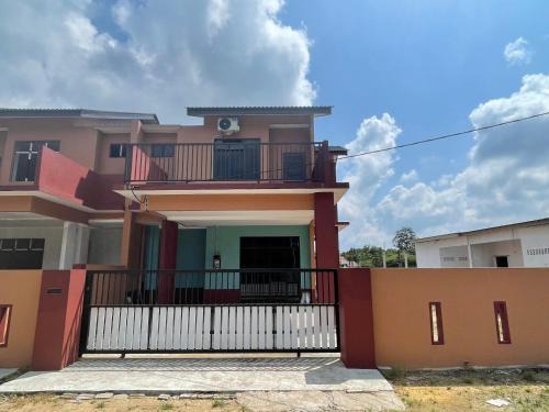 Kampung Bukit Tok Bat House | Family-Friendly Homestay ZR - 4-Star Comfort Awaits