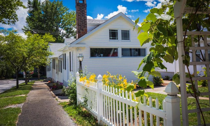 New Milford Bed & Breakfast | Comfortable Homestead Inn with Breakfast & Hot Tub Access
