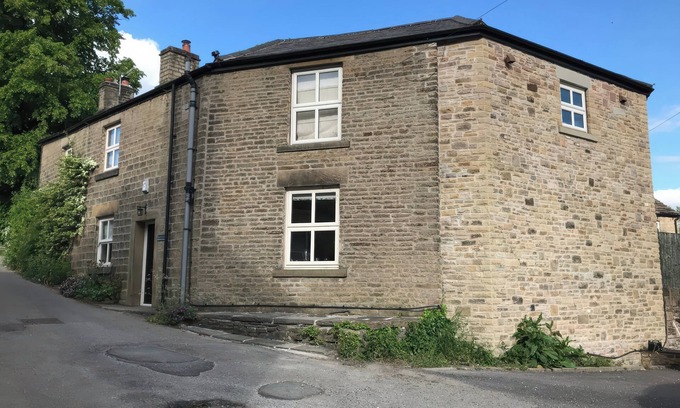 High Peak Cottage | HOMESTEAD, pet friendly, with open fire in Chapel-En-Le-Frith
