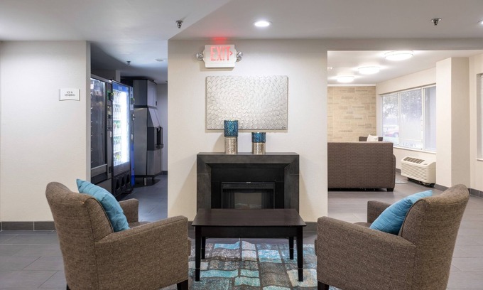 East Syracuse Hotel | Welcoming HomeTown Inn by Red Roof in East Syracuse