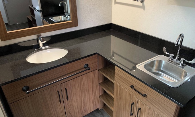 New London Hotel | Budget-Friendly HomeTowne Studios: Family Dining & Kitchen
