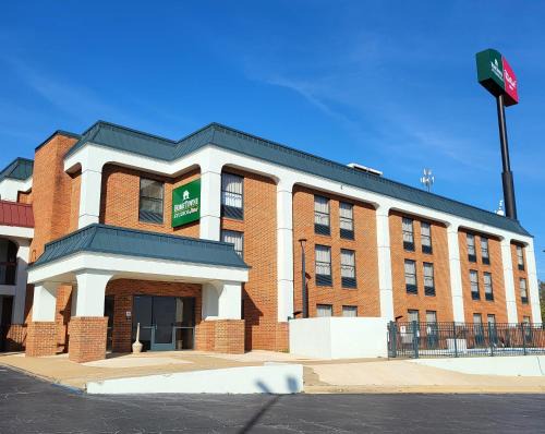 Prattville Hotel | Comfortable HomeTowne Studios with Pet-Friendly Amenities