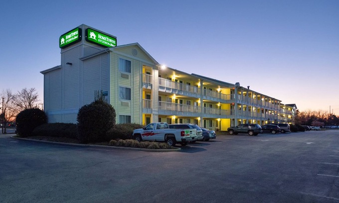 Maple Shade Hotel | Budget-Friendly HomeTowne Studios with Kitchen & Breakfast