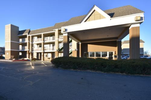 Eiber Hotel | Budget-Friendly HomeTowne Studios in Lakewood West, Denver