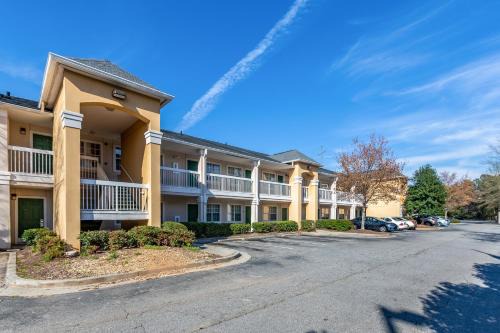 Norcross Hotel | Comfortable HomeTowne Studios in Peachtree Corners, Atlanta