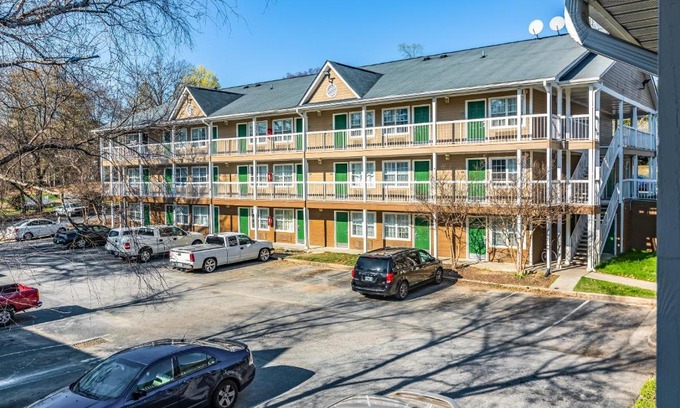 Norcross Hotel | Budget-Friendly HomeTowne Studios in Norcross with Hot Tub