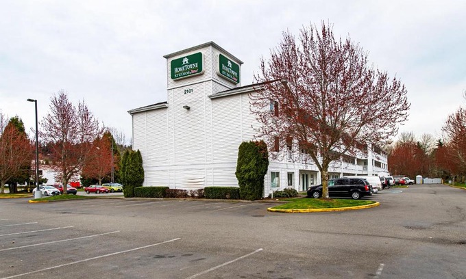 Puyallup Hotel | Comfortable HomeTowne Studios with Kitchen & Accessibility
