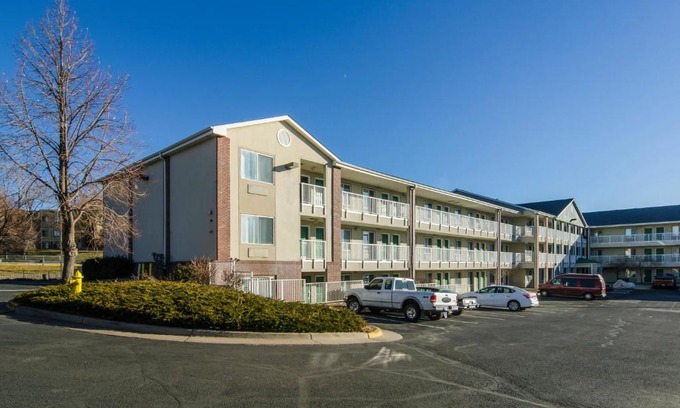 Thornton Hotel | Comfortable HomeTowne Studios with Kitchen in Thornton