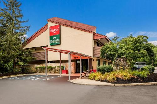 Lawrenceville Hotel | Convenient HomeTowne Studios by Red Roof in Princeton