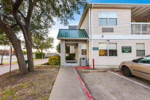 Far North Dallas Hotel | Convenient HomeTowne Studios by Red Roof in Dallas North