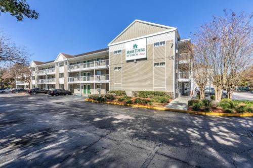 Casselberry Hotel | Cozy HomeTowne Studios by Red Roof Orlando - Casselberry